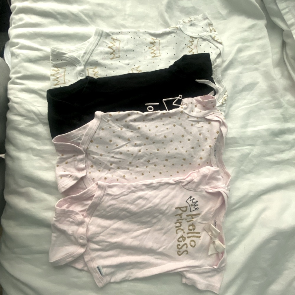Gerber girls 6-9 months 4-pack Short Sleeve Variety Onesies Bodysuits